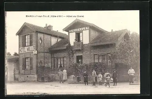 AK Marcilly-sur-Tille, Visiteurs avant Hotel du Chalet