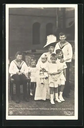AK Grossherzogin-Mutter Anastasia von Mecklenburg-Schwerin mit ihren 6 Enkeln
