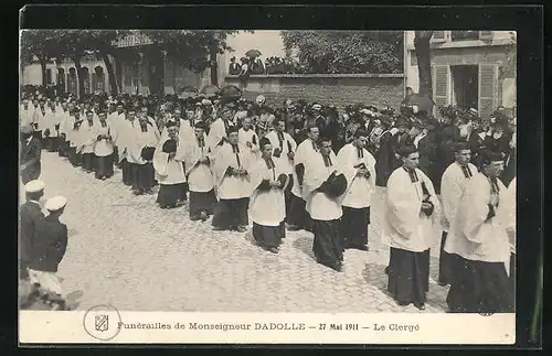 AK Funerailles de Monseigneur Dadolle 1911, Le Clerge