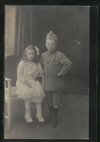 Foto-AK Kleiner Soldat in Uniform und Mädchen im gepunkteten Kleid