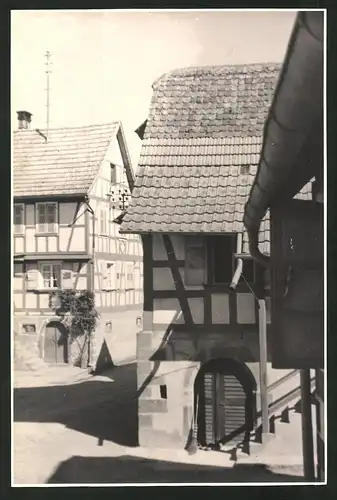 Fotografie Wilhelm Dunckert, Röntgental, Ansicht Rothbach / Bas-Rhin, Strassenecke am Fachwerkhaus 1944