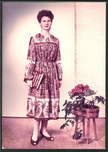 Fotografie DDR-Jugendweihe, junge Frau im modischen Kleid mit Buch: Vom Sinn unseres Lebens