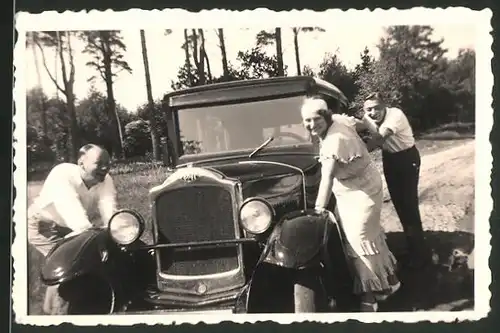 Fotografie Auto Opel, Männer & Frau schieben liegengebliebenes Auto