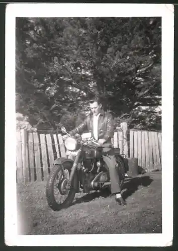 Fotografie Motorrad A.J.S., lässiger Typ mit Lederjacke auf Krad sitzend