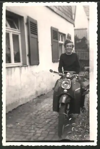 Fotografie Motorrad Schwalbe, Bursche auf LKrad sitzend