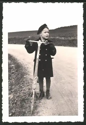 Fotografie Knabe in Marineuniform mit Tretroller Super Express