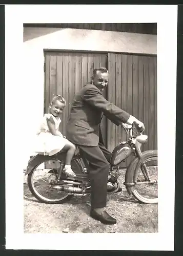 Fotografie Motorrad Rex, Vater und Tochter auf LKrad sitzend