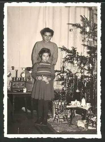Fotografie Weihnachten 1953, Mädchen mit Spielküche nebst Weihnachtsbaum