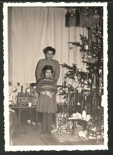 Fotografie Weihnachten, Mädchen mit Spielküche & Weihnachtsbaum