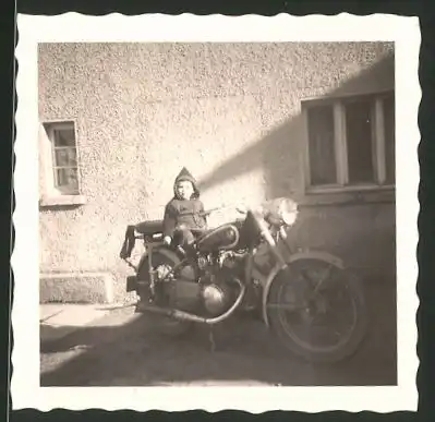 Fotografie Motorrad, niedlicher Knabe auf Krad sitzend