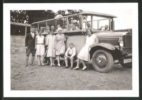 Fotografie Bus - Omnibus, Reisegesellschaft vor der Burg Regenstein 1930