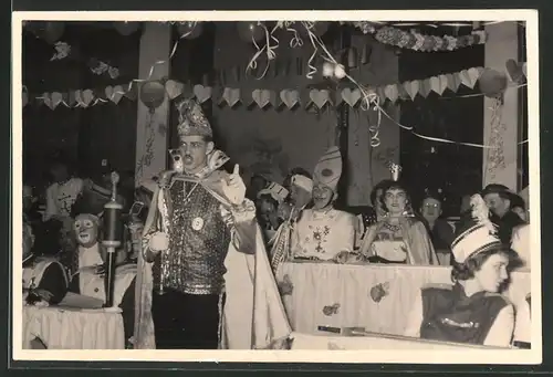 Fotografie Fasching-Karneval, der Prinz hält eine Ansprache