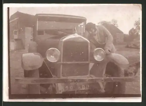 Fotografie Auto, Frau prüft Motorraum der Limousine