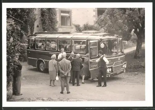 Fotografie Bus - Omnibus, Fahrgäste steigen in einen Reisebus