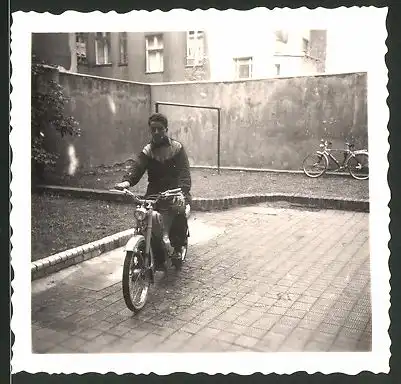 Fotografie Motorrad Miele, Bursche auf LKrad sitzend