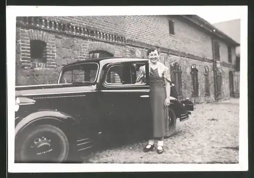 Fotografie Auto Opel 6, glückliche Frau steigt in Limousine