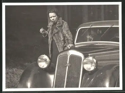 Fotografie Auto DKW, junge Dame mit Pelzmantel nebst PKW bei Eisenach 1949