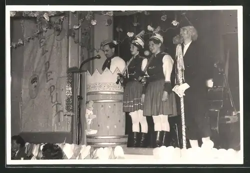 Fotografie Fasching Bansin 1962, kostümierte Männer & Frauen auf der Bühne