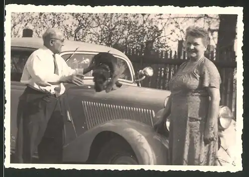 Fotografie Auto, betagtes Paar mit Hund und PKW 1962