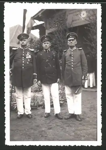 Fotografie Veteran in Uniform mit Ordenspange nebst Garde-Soldat