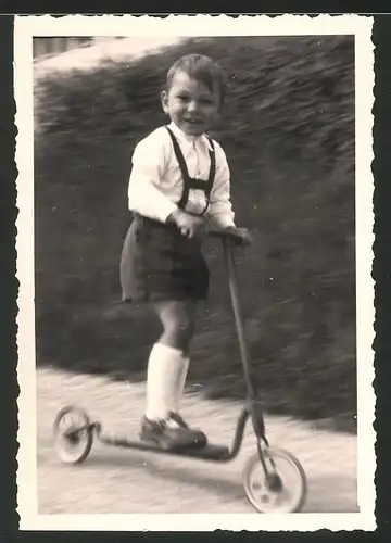 Fotografie niedlicher Knabe mit Tretroller - Roller