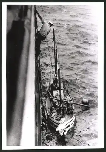 Fotografie Frachtdampfer Belvedere bei der Rettung des Ozeanüberquerers Guy Avery aus Tampa Florida