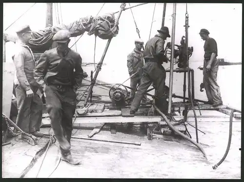 Fotografie Ansicht Rouen, Schatzsucher tauchen nach dem Wrack der 1789 gesunkenen Brigg Telemaque