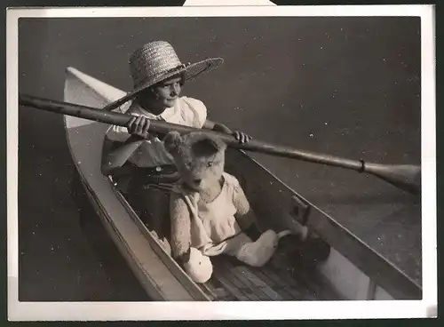 Fotografie Kleines Mädchen mit Teddy in Faltboot
