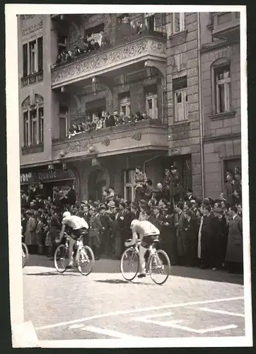 Fotografie Ansicht Berlin, 25 Runden-Rennen 1942 - Spitzenreiter vor dem Haus Sonnenburger Strasse 51, Fahrrad