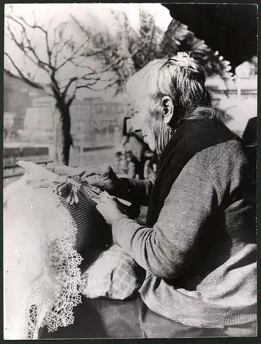 Fotografie Sardische Spitzenklöpplerin bei ihrem Tagewerk