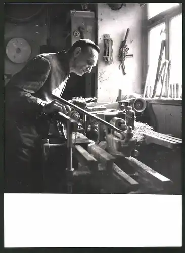 Fotografie Ansicht Klingenthal, Instrumentenbauer an der Drehbank