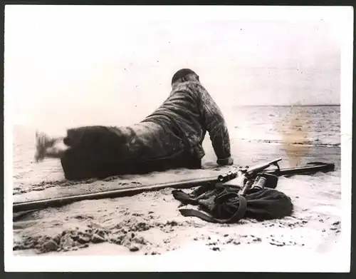 Fotografie Seehundjäger in Pose mit Scharfschützen-Gewehr