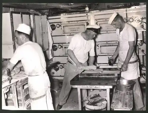 Fotografie Bäcker vor elektrischen Backöfen auf einem Passagierschiff