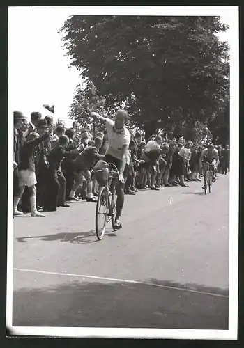 Fotografie Bereichsmeisterschaft der Ostmarkt im Strassenfahren - Sieger Chylik im Ziel, Radsport, Fahrrad