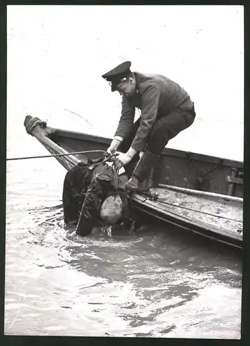 Fotografie Vorführung der Wiener Wasserwehr mit Puppe, Feuerschutzpolizei