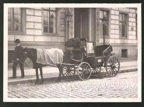 Fotografie Ansicht Berlin, 125. Jahre Berliner Droschken