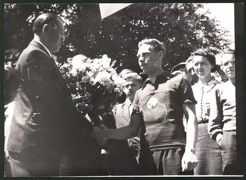 Fotografie Ansicht Wien, Sieger Bichler beim Diamant-Berg-Rundstreckenrennen