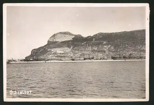 Fotografie Fotograf unbekannt, Ansicht Gibraltar, Stadtansicht mit Hafenmole & Fels