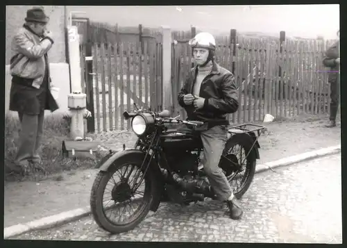 Fotografie Fotograf unbekannt, Ansicht Schleiz, Motorrad NSU 501, Motorradfahrer Wolfgang Gotzki beim Schleizer Dreieck