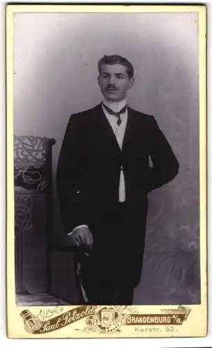 Fotografie Paul Petzold, Brandenburg a / H., Portrait junger Herr im Anzug mit Krawatte