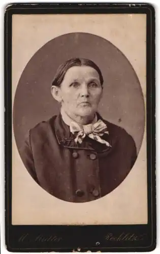 Fotografie M. Müller, Rochlitz, Brustportrait ältere Dame mit zurückgebundenem Haar