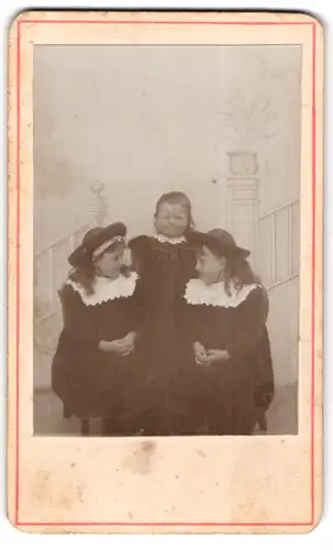 Fotografie unbekannter Fotograf und Ort, Portrait drei kleine Mädchen in hübschen Kleidern