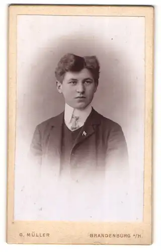 Fotografie G. Müller, Brandenburg a / H., Portrait junger Herr im Anzug mit Krawatte