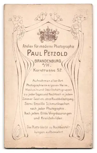 Fotografie Paul Petzold, Brandenburg a / H., Portrait junger Mann im Anzug mit Fliege