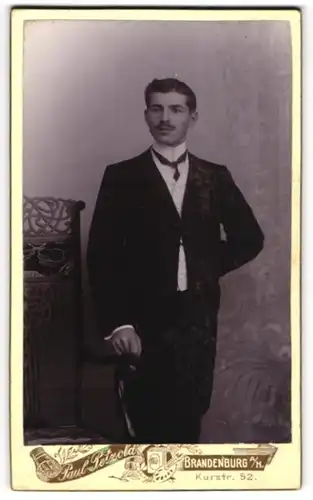 Fotografie Paul Petzold, Brandenburg a / H., Portrait junger Mann im Anzug mit Krawatte