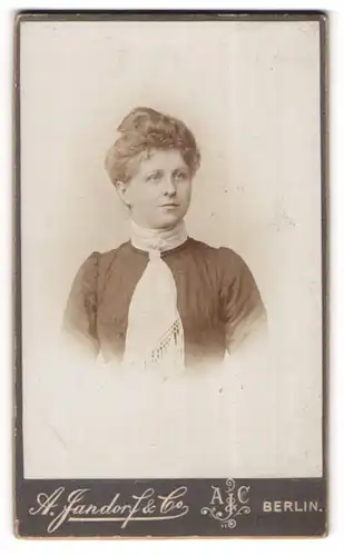 Fotografie A. Jandorf & Co., Berlin, Portrait junge Dame mit Hochsteckfrisur