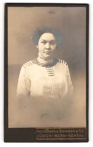 Fotografie Samson & Cie, Zürich, Portrait bürgerliche Dame im modischer Kleidung
