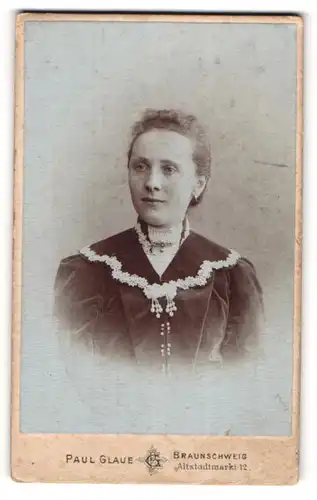 Fotografie Paul Glaue, Braunschweig, Portrait hübsch gekleidete Dame mit Kragenbrosche