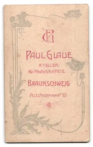 Fotografie Paul Glaue, Braunschweig, Portrait hübsch gekleidete Dame mit Kragenbrosche