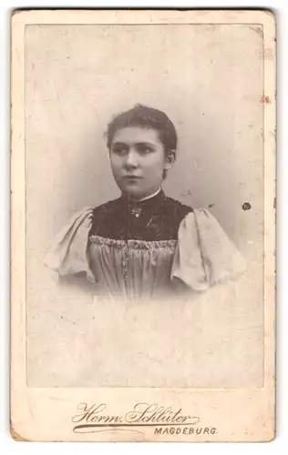 Fotografie Herm. Schlüter, Magdeburg, Portrait junge Dame mit zurückgebundenem Haar